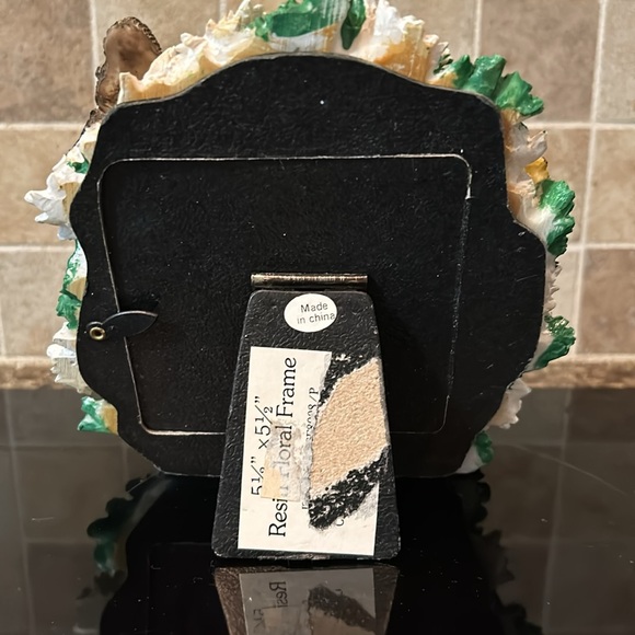 Resin 3D white and yellow daisy picture frame. 3” square photo size - Picture 2 of 2